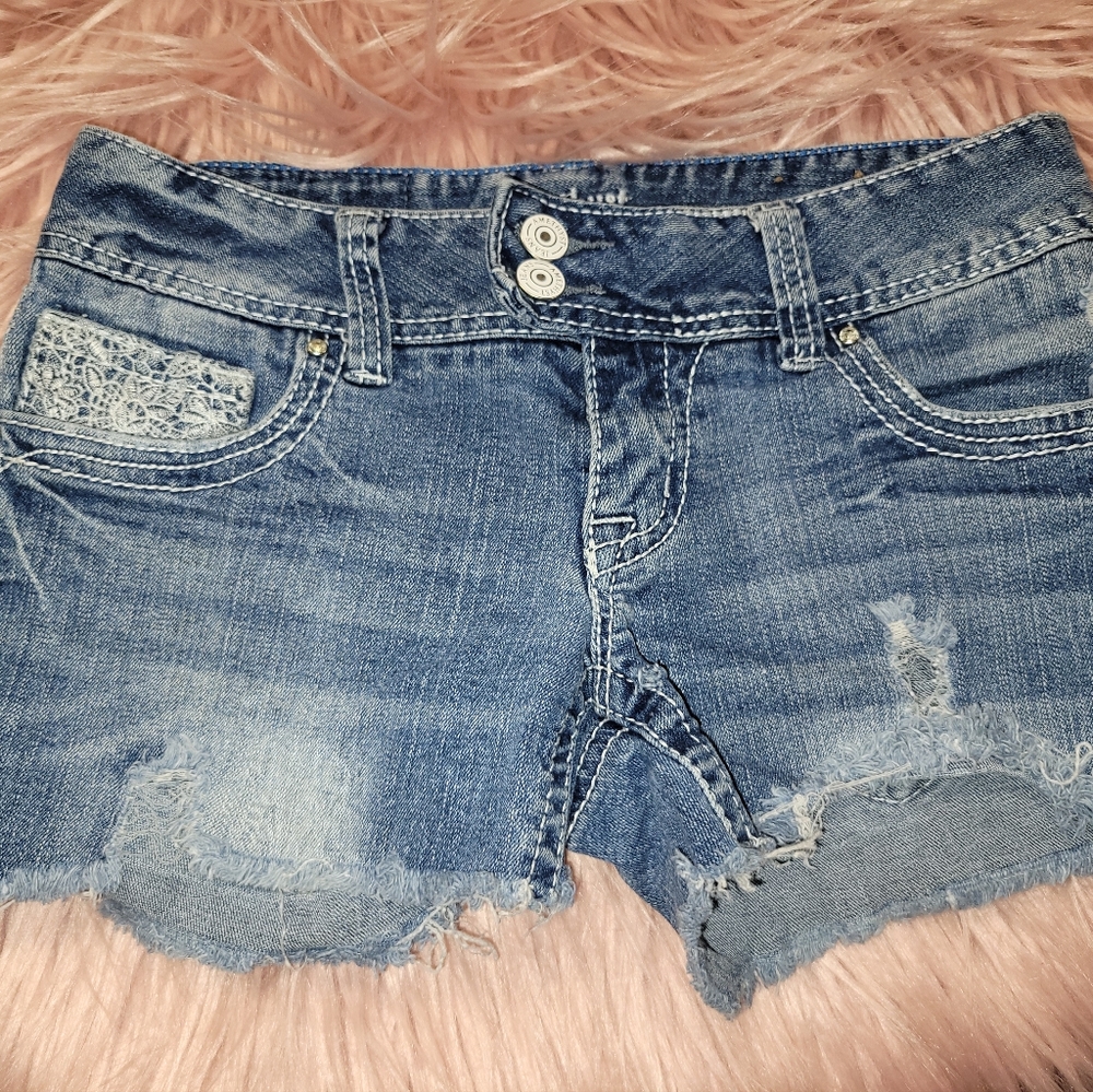 AMETHYST DISTRESSED JEAN SHORTS - Picture 4 of 6
